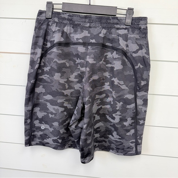 Lululemon pace breaker linerless camo shorts 9” men’s size medium - Picture 2 of 4